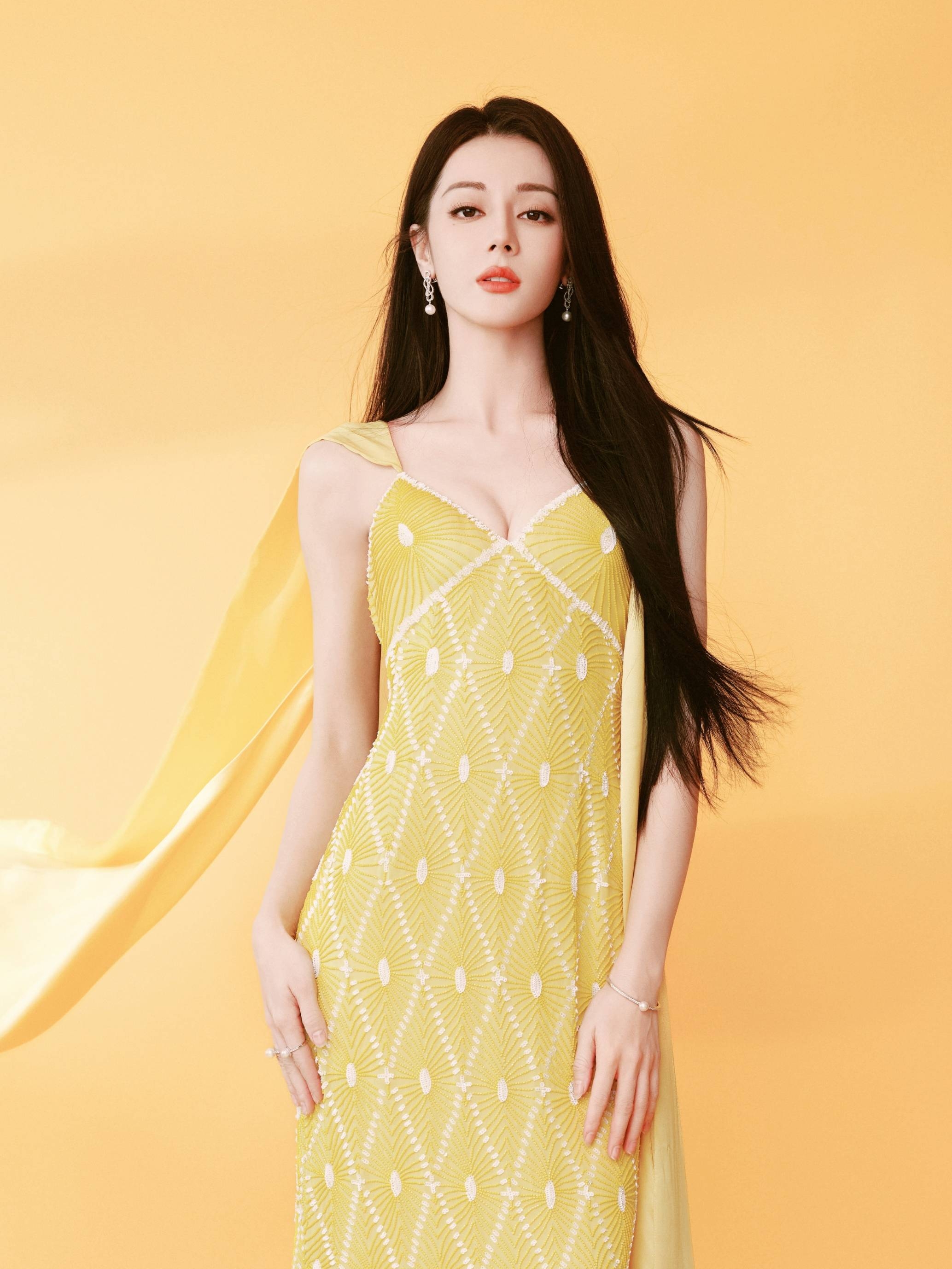 中国内地影视女演员、流行乐歌手迪丽热巴的写真图3